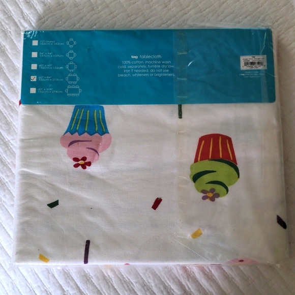 Cupcake Tablecloth - Picture 2 of 6